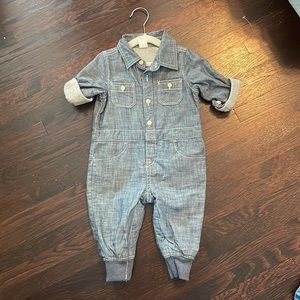 Baby gap onesie 6-12 months
